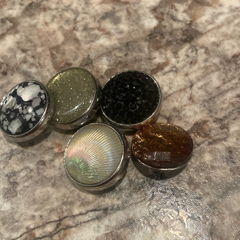 5 Ginger snap stones. Black and silver.